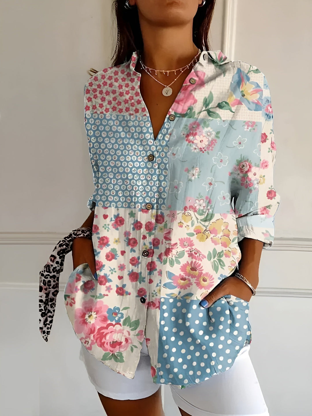 DESIREE I GEBLOMTE BLOUSE MET KNOPENRIJ