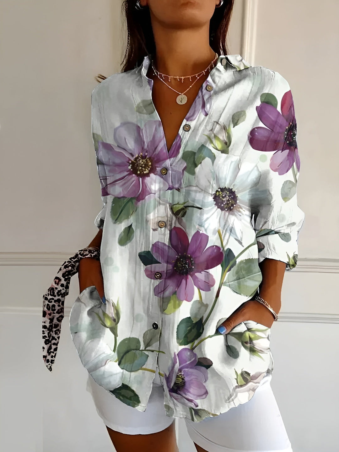 DESIREE I GEBLOMTE BLOUSE MET KNOPENRIJ